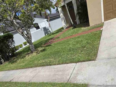 Lawn care service in Pembroke Pines, 33029