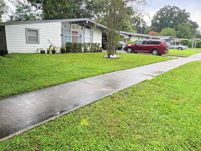 Lawn care service in Tampa, 33613