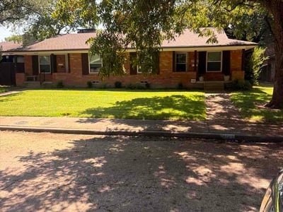 Lawn care service in Dallas, 75214