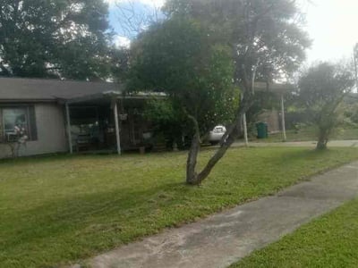 Lawn care service in Pasadena, 77503