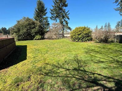 Lawn care service in Tacoma, 98445