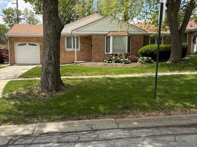 Lawn care service in Chicago Heights, 60411