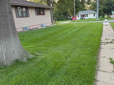 Lawn care service in Lincoln, 68507