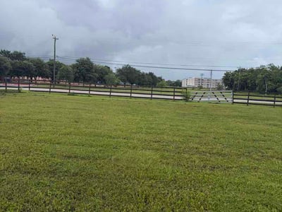 Lawn care service in League City, 77573