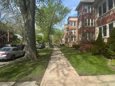 Lawn care service in Chicago, 60660