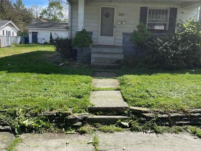 Lawn care service in Toledo, 43609