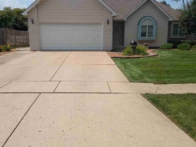 Lawn care service in Joliet, 60435