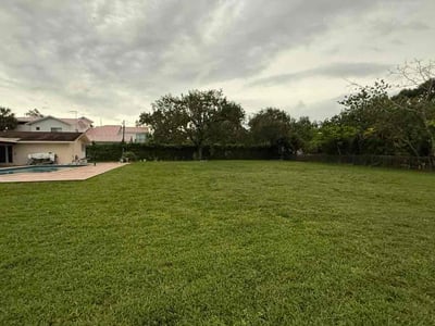 Lawn care service in Coral Gables, 33143