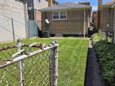 Lawn care service in Chicago, 60609