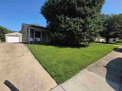 Lawn care service in Springfield, 62702