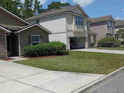 Lawn care service in Jacksonville, 32226