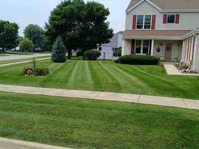 Lawn care service in South Elgin, 60177