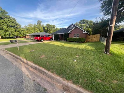 Lawn care service in Denison, 75020