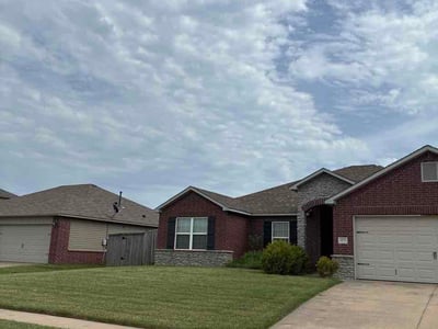 Lawn care service in Tulsa, 74134