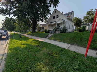 Lawn care service in Cedar Rapids, 52404