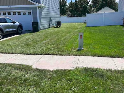 Lawn care service in Davenport, 52804
