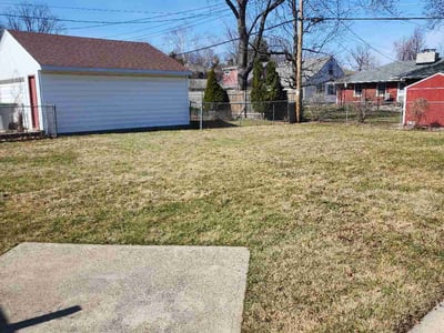 Lawn care service in Milwaukee, 53219