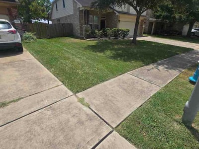 Lawn care service in Houston, 77014