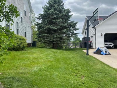 Lawn care service in Uniontown, 44685
