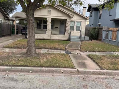 Lawn care service in Houston, 77004