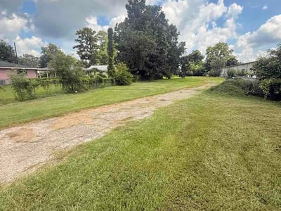 Lawn care service in Lafayette, 70501