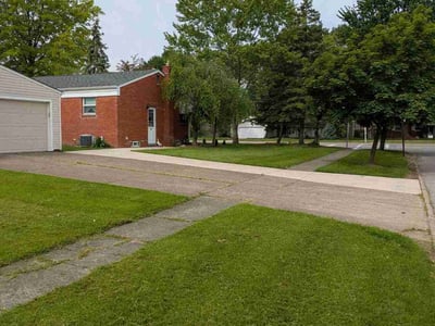 Lawn care service in Elyria, 44035