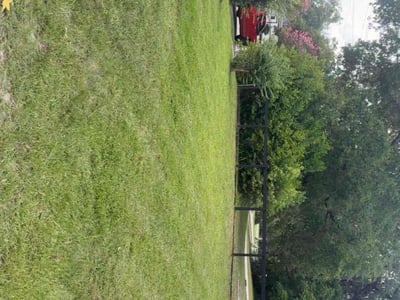 Lawn care service in Jacksonville, 32207