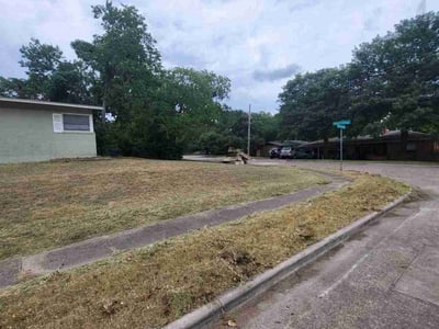 Lawn care service in Dallas, 75228