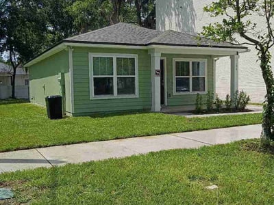 Lawn care service in Jacksonville, 32206