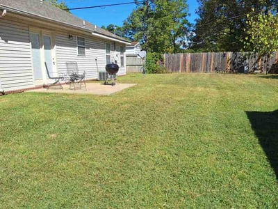 Lawn care service in Fayetteville, 72704
