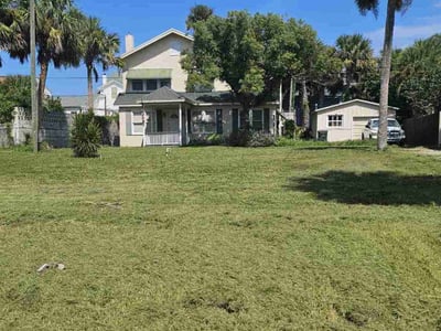 Lawn care service in Daytona Beach, 32118