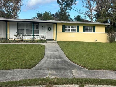 Lawn care service in Jacksonville, 32210