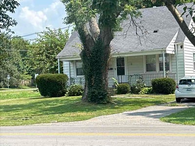 Lawn care service in Louisville, 40222