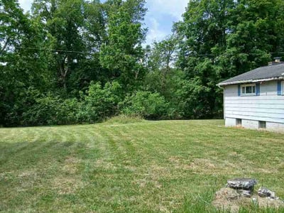 Lawn care service in Hutchinson, 15640