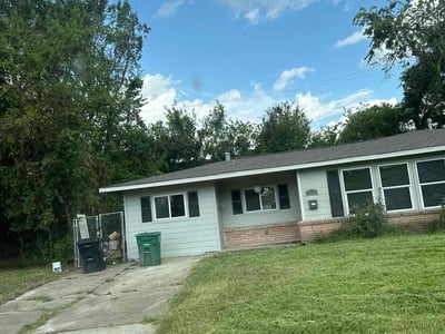 Lawn care service in Houston, 77021
