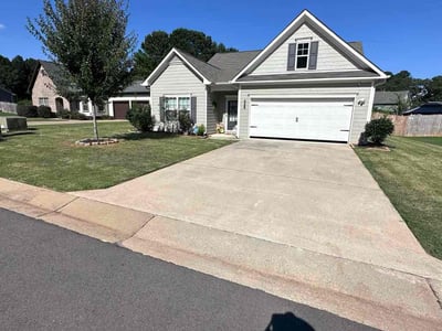 Lawn care service in Leeds, 35094
