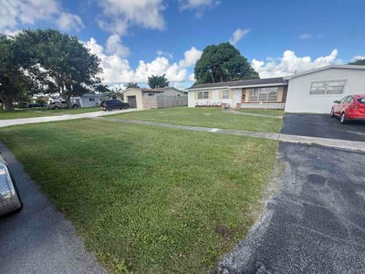 Lawn care service in Pembroke Pines, 33024