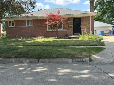 Lawn care service in Warren, 48091