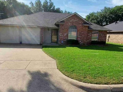 Lawn care service in Fort Worth, 76123