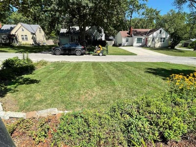 Lawn care service in Kansas City, 64114