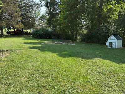 Lawn care service in Fayetteville, 72704