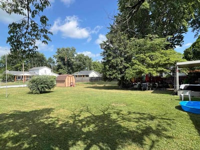 Lawn care service in Louisville, 40216