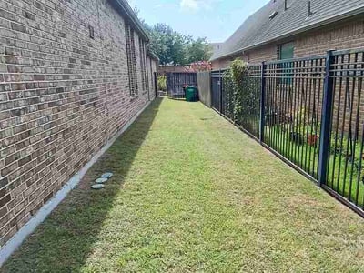 Lawn care service in Richmond, 77407