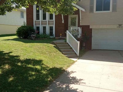 Lawn care service in Omaha, 68144