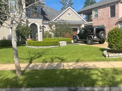Lawn care service in Missouri City, 77459