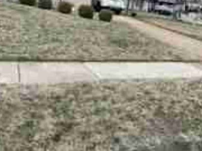 Lawn care service in Florissant, 63031