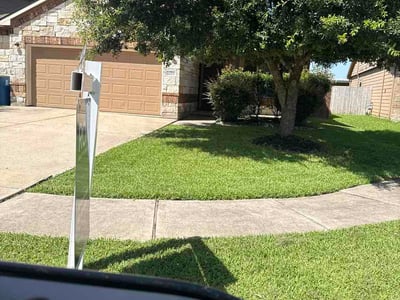 Lawn care service in Crosby, 77532