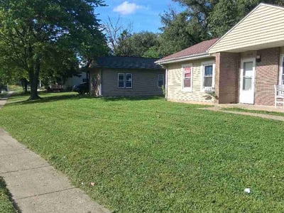 Lawn care service in Springfield, 62703
