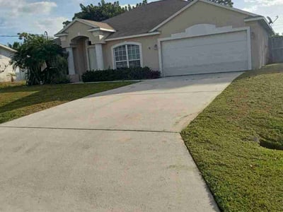 Lawn care service in Port St. Lucie, 34983