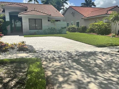 Lawn care service in Hollywood, 33026